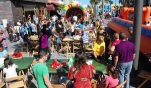La zona peatonal acoge la primera fiesta infantil de Navidad en Santa Luca