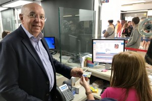 Gran Canaria emite las primeras tarjetas del bono transporte residente canario